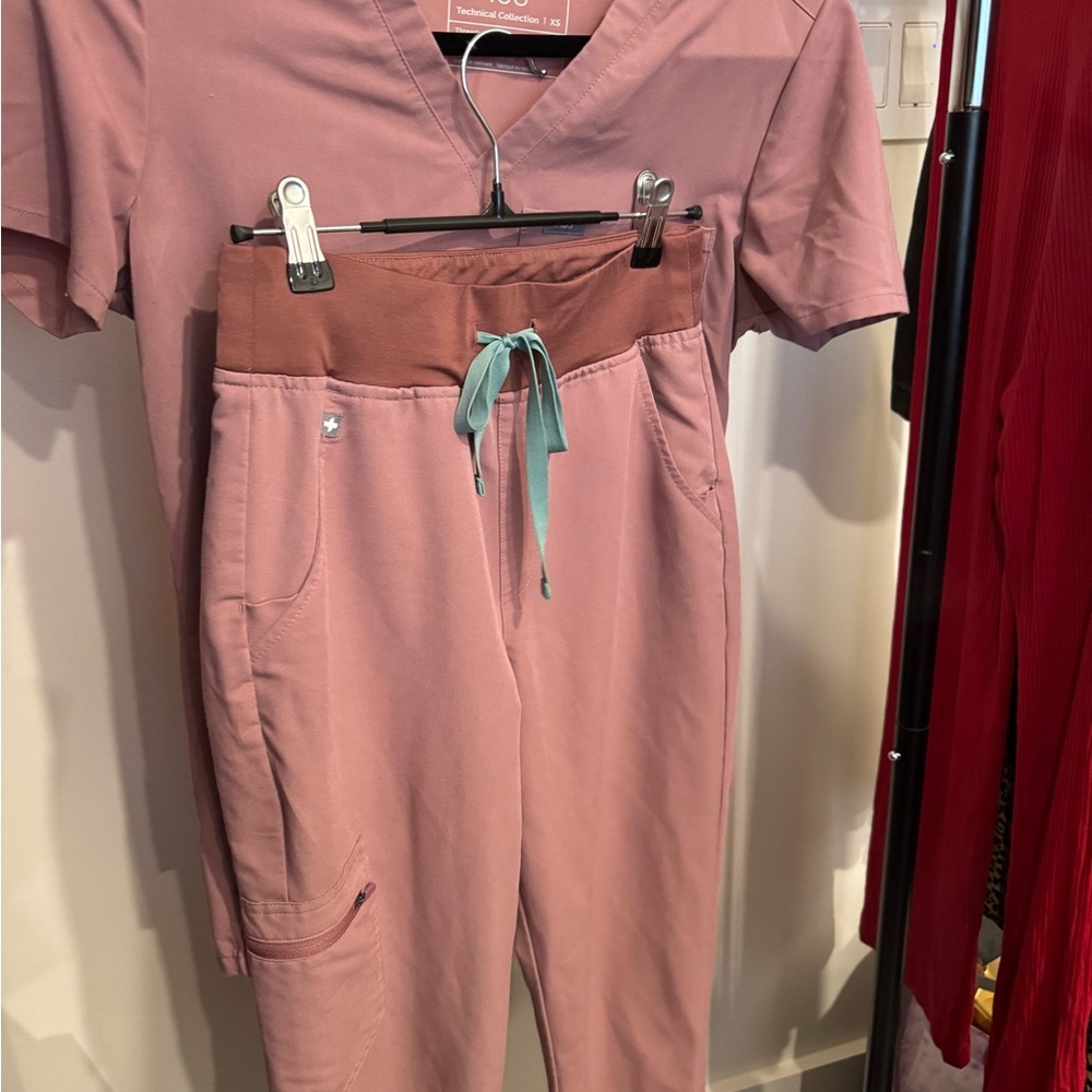 FIGS SET Women's Rose Pink Drawstring Scrub Pant AND V NECK TOP W POCKET